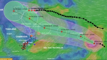 Bão Bualoi cực mạnh tiến vào Biển Đông, dự báo thành bão số 10