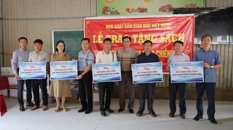 Ông Trần Quang Đức - Giám đốc Công ty CP Sách và Thiết bị trường học Điện Biên (ngoài cùng bên trái) trao tặng đồ dùng học tập cho các trường. Ông Trần Quang Đức - Giám đốc Công ty CP Sách và Thiết bị trường học Điện Biên (ngoài cùng bên trái) trao tặng đồ dùng học tập cho các trường.