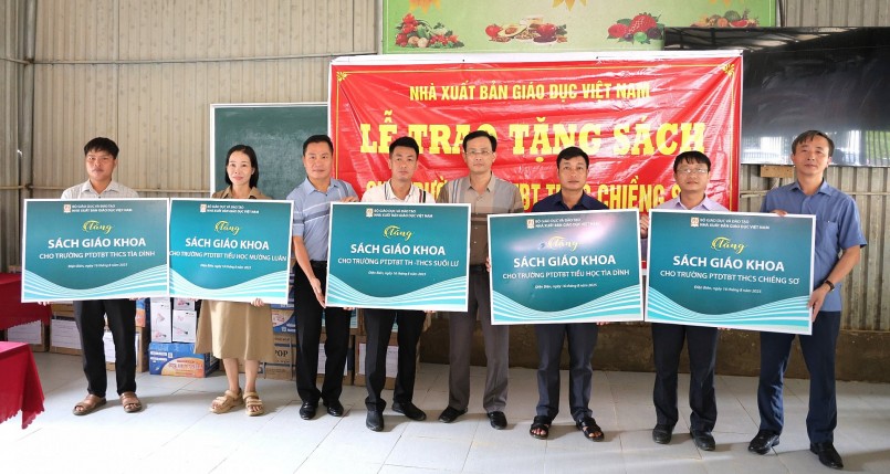 Lãnh đạo NXBGDVN trao tặng sách giáo khoa cho các trường Tiểu học, THCS bị ảnh hưởng bởi mưa lũ. Lãnh đạo NXBGDVN trao tặng sách giáo khoa cho các trường Tiểu học, THCS bị ảnh hưởng bởi mưa lũ.