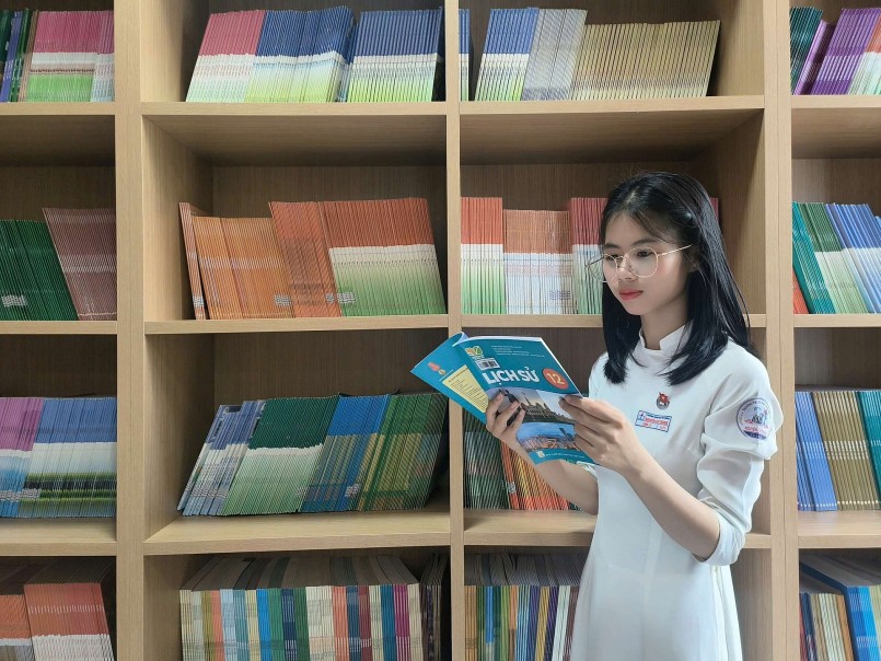 NXB Giáo dục Việt Nam trao tặng hơn 1.000 cuốn sách, tiếp sức văn hóa đọc tại trường THPT Nguyễn Chí Thanh NXB Giáo dục Việt Nam trao tặng hơn 1.000 cuốn sách, tiếp sức văn hóa đọc tại trường THPT Nguyễn Chí Thanh