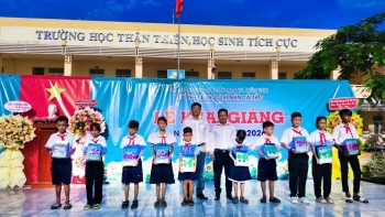 Nhà xuất bản Giáo dục Việt Nam tặng sách, tiếp sức học sinh vùng khó trong năm học mới