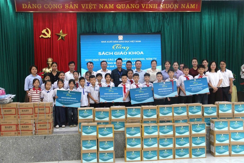 Đoàn công tác Nhà xuất bản Giáo dục Việt Nam trao tặng sách giáo khoa cho học sinh Trường Tiểu học Sông Mã.