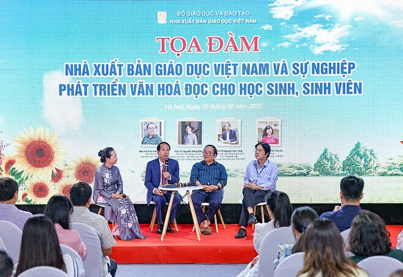 Tọa đàm nhằm phát triển văn hóa đọc trong học sinh, sinh viên. (Ảnh: Thanh Tùng/TTXVN)
