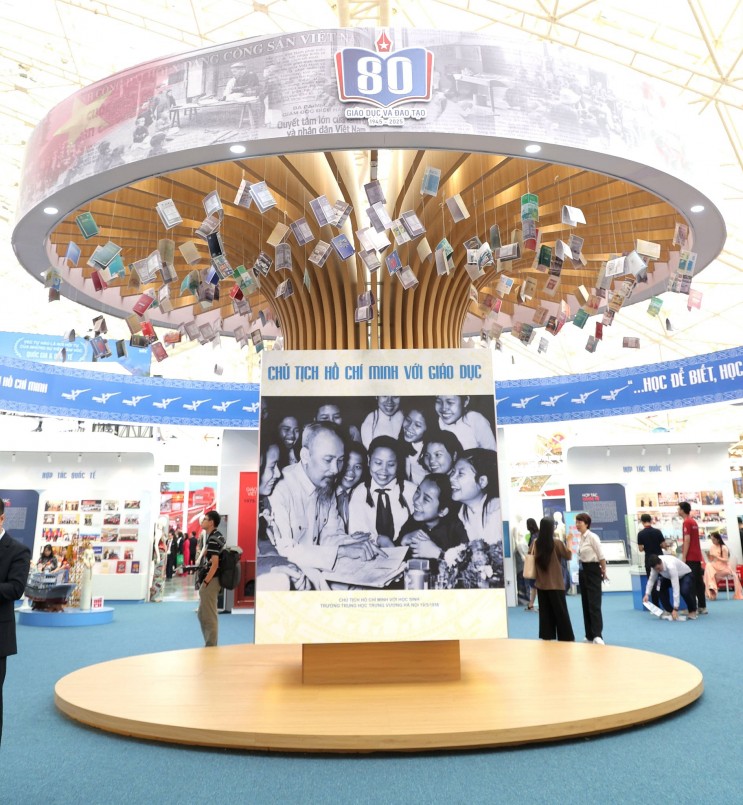 Cây tri thức tại khu trưng bày của Bộ GD&ĐT, trên cây là bìa những cuốn sách giáo khoa qua các thời kì phát triển của giáo dục nước nhà. Ảnh: Kim Ngọc Cây tri thức tại khu trưng bày của Bộ GD&ĐT, trên cây là bìa những cuốn sách giáo khoa qua các thời kì phát triển của giáo dục nước nhà. Ảnh: Kim Ngọc