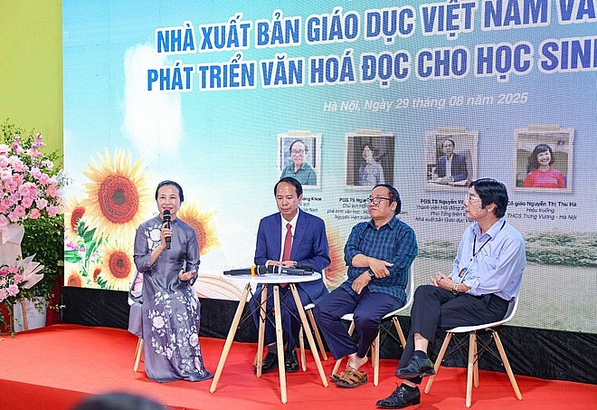 Cô Nguyễn Thị Thu Hà, Hiệu trưởng Trường Trung học Cơ sở Trưng Vương (Hà Nội) chia sẻ tại tọa đàm. (Ảnh: Thanh Tùng/TTXVN)