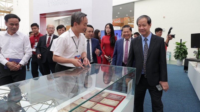 Ông Nguyễn Chí Bính - Phó Tổng Giám đốc NXBGDVN giới thiệu với Bộ trưởng Nguyễn Kim Sơn tại khu trưng bày sách giáo khoa giai đoạn 1975 - 1986. Ảnh: Kim Ngọc Ông Nguyễn Chí Bính - Phó Tổng Giám đốc NXBGDVN giới thiệu với Bộ trưởng Nguyễn Kim Sơn tại khu trưng bày sách giáo khoa giai đoạn 1975 - 1986. Ảnh: Kim Ngọc