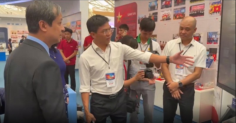 Ông Lê Thành Anh - TGĐ Công ty CP Đầu tư và Phát triển Giáo dục Hà Nội (Đơn vị thành viên của NXBGDVN) giới thiệu với Bộ trưởng Nguyễn Kim Sơn về hệ sinh thái giải pháp số toàn diện của NXBGDVN. Ông Lê Thành Anh - TGĐ Công ty CP Đầu tư và Phát triển Giáo dục Hà Nội (Đơn vị thành viên của NXBGDVN) giới thiệu với Bộ trưởng Nguyễn Kim Sơn về hệ sinh thái giải pháp số toàn diện của NXBGDVN.