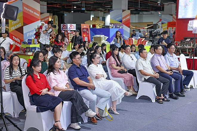 Tọa đàm thu hút sự quan tâm của nhiều người. (Ảnh: Thanh Tùng/TTXVN)