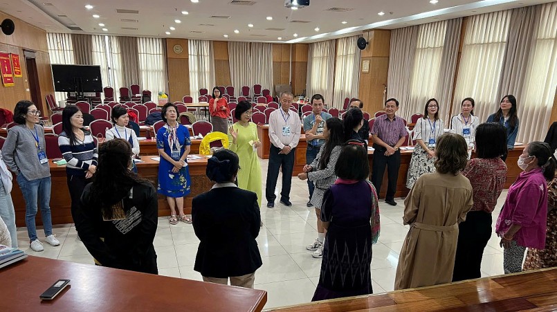 Một buổi tập huấn bồi dưỡng, nâng cao năng lực dạy học tiếng Việt cho giáo viên do giảng viên của NXBGDVN thực hiện Một buổi tập huấn bồi dưỡng, nâng cao năng lực dạy học tiếng Việt cho giáo viên do giảng viên của NXBGDVN thực hiện