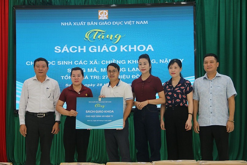 Nhà xuất bản Giáo dục Việt Nam trao tặng SGK cho đại diện các trường học xã Nậm Ty