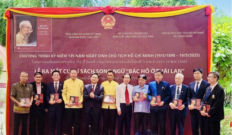 Lễ ra mắt cuốn sách song ngữ Bác Hồ ở Thái Lan tại Udon Thani (Thái Lan) Lễ ra mắt cuốn sách song ngữ Bác Hồ ở Thái Lan tại Udon Thani (Thái Lan)