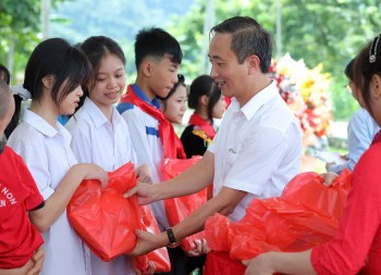Nhà xuất bản Giáo dục Việt Nam tặng sách giáo khoa cho học sinh khó khăn