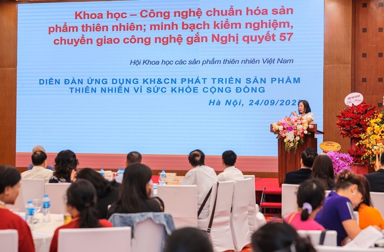 GS.TS Trần Thị Thu Hà trình bày tham luận tại Diễn đàn.