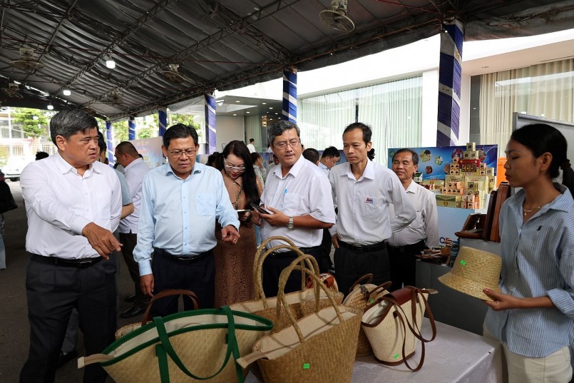 Các đại biểu tham quan các gian hàng trưng bày sản phẩm OCOP