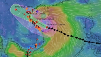 Bão Bualoi giật cấp 16 sẽ đổ bộ đất liền vào chiều nay, miền Trung căng mình ứng phó