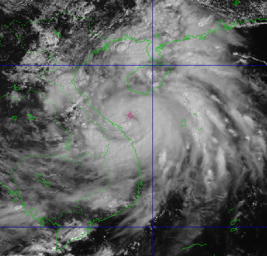 Vị trí tâm bão: Khoảng 17.0 độ Vĩ Bắc; 108.9 độ Kinh Đông, trên vùng biển Quảng Trị-Tp. Đà Nẵng, cách Tp. Huế khoảng 140 km về phía Đông Đông Bắc, cách Bắc Quảng Trị khoảng 260km về phía Nam Đông Nam.