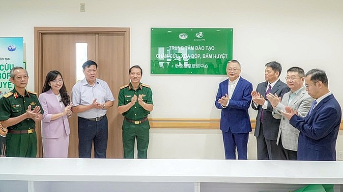 Ra mắt Trung tâm Đào tạo châm cứu, xoa bóp, bấm huyệt với sự phối hợp giữa Bệnh viện Quân y 175 và Đại học Trung Y Dược Nam Kinh Ra mắt Trung tâm Đào tạo châm cứu, xoa bóp, bấm huyệt với sự phối hợp giữa Bệnh viện Quân y 175 và Đại học Trung Y Dược Nam Kinh