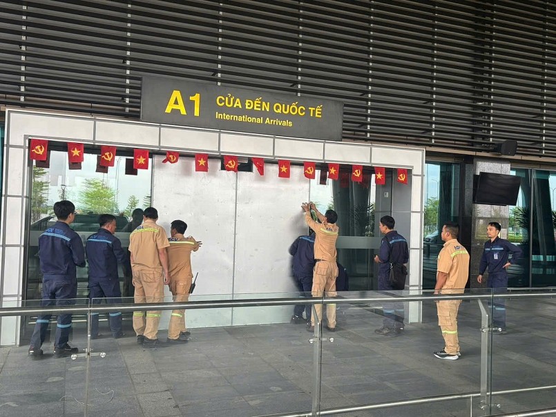 Hình ảnh nhân viên sân bay Vinh gia cố các hạng mục để ứng phó bão Bualoi. Hình ảnh nhân viên sân bay Vinh gia cố các hạng mục để ứng phó bão Bualoi.