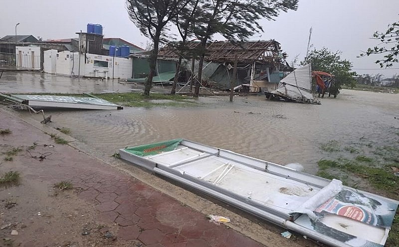 Trong và sau mỗi trận mưa bão, lũ lụt, dòng nước cuốn theo vô số vi sinh vật, bụi bẩn, rác thải. Trong và sau mỗi trận mưa bão, lũ lụt, dòng nước cuốn theo vô số vi sinh vật, bụi bẩn, rác thải.