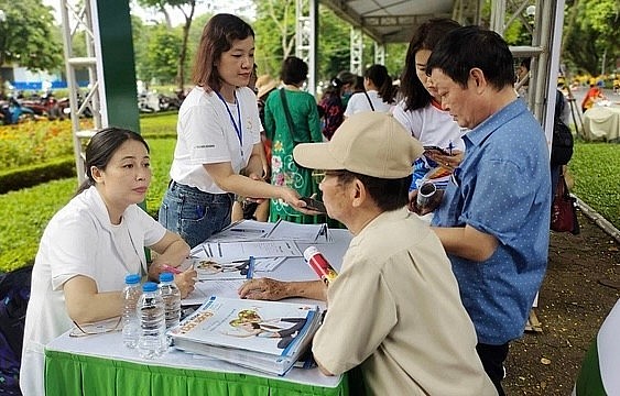 Bác sĩ Nguyễn Lương Hạnh, Viện Dinh dưỡng Quốc gia tư vấn sức khoẻ cho người dân tham gia ngày hội. Bác sĩ Nguyễn Lương Hạnh, Viện Dinh dưỡng Quốc gia tư vấn sức khoẻ cho người dân tham gia ngày hội.