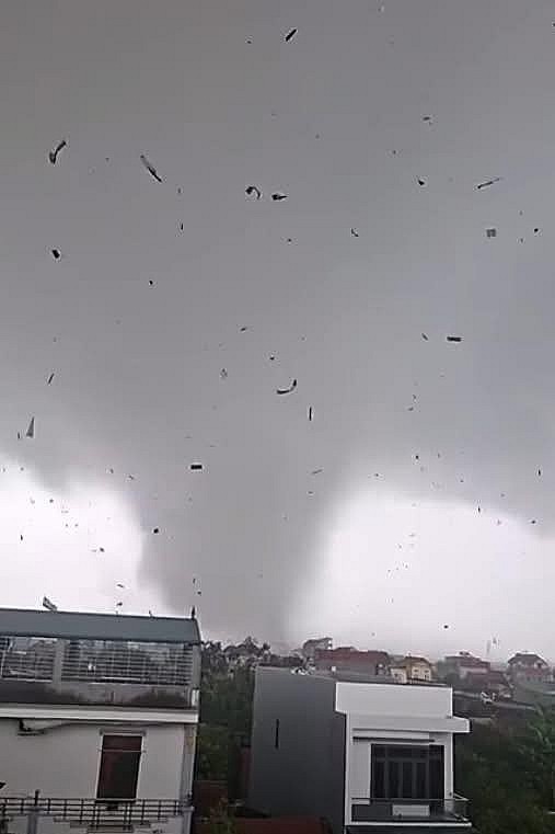 Lốc xoáy Ninh Bình: Giải mã nguyên nhân và sức hủy diệt kinh hoàng Lốc xoáy Ninh Bình: Giải mã nguyên nhân và sức hủy diệt kinh hoàng