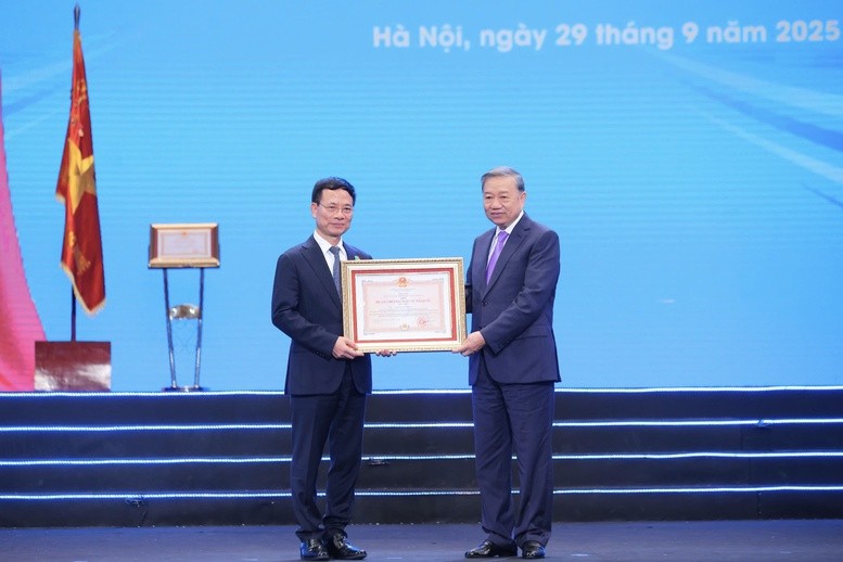 Tổng Bí thư Tô Lâm trao Huân chương Bảo vệ Tổ quốc hạng Nhất tặng Bộ trưởng Bộ KH&CN Nguyễn Mạnh Hùng - Ảhh: VGP Tổng Bí thư Tô Lâm trao Huân chương Bảo vệ Tổ quốc hạng Nhất tặng Bộ trưởng Bộ KH&CN Nguyễn Mạnh Hùng - Ảhh: VGP