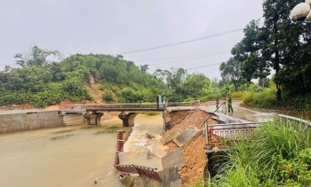 Thủ tướng yêu cầu khẩn trương hỗ trợ các địa phương khắc phục hậu quả bão số 10