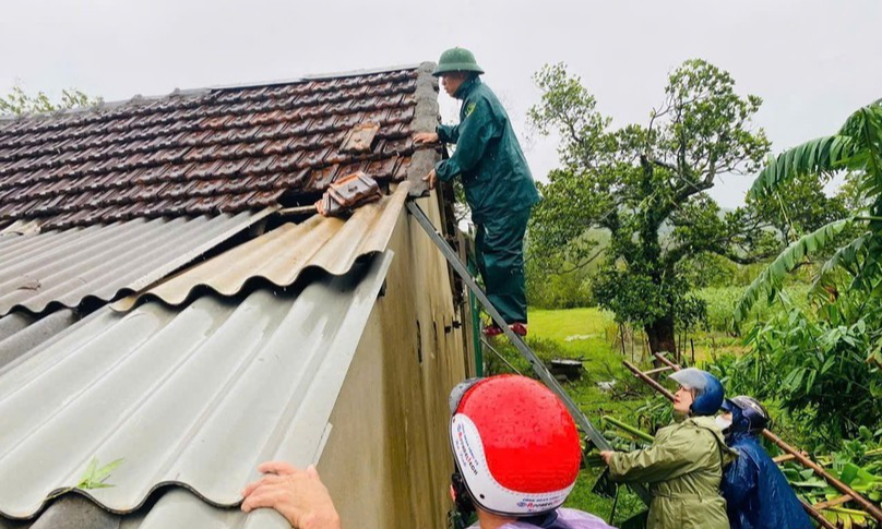 Các lực lượng Hà Tĩnh hỗ trợ người dân khắc phục hậu quả bão số 10.