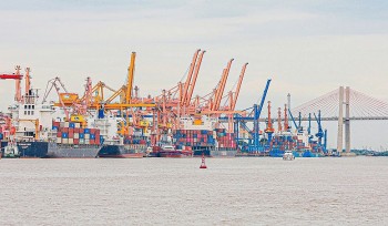 ADB nâng dự báo tăng trưởng Việt Nam lên 6,7% nhờ xuất khẩu và FDI tích cực