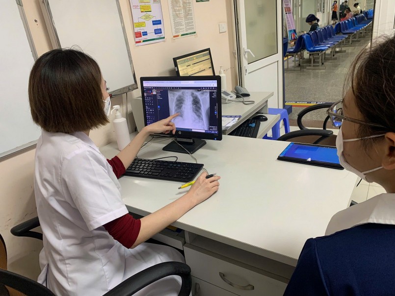 Bác sĩ có thể truy cập lịch sử xét nghiệm trọn đời của bệnh nhân qua Sổ sức khỏe điện tử, giúp theo dõi diễn biến bệnh và hiệu quả điều trị một cách liên tục.