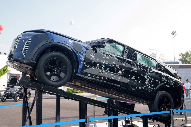 Được biết, phiên bản Chống đạn của Lạc Hồng 900 LX được phát triển với sự hợp tác giữa VinFast và INKAS Armored (Canada) – tên tuổi hàng đầu thế giới trong lĩnh vực xe chống đạn.