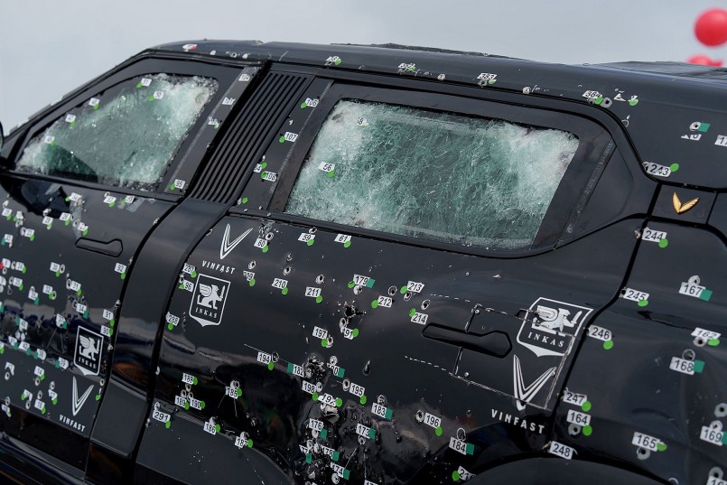 Lạc Hồng 900 LX vẫn đảm bảo sự ổn định và an toàn tuyệt đối với lốp Run Flat, có khả năng di chuyển thêm hàng chục km ngay cả khi bị bắn thủng.