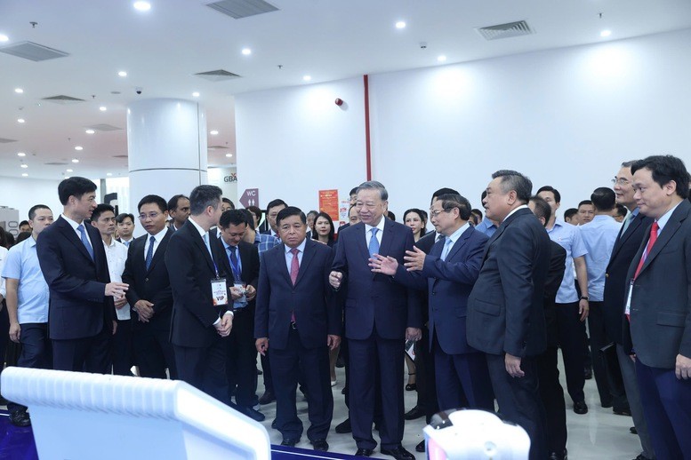 Tổng Bí thư Tô Lâm, Thủ tướng Phạm Minh Chính và các đại biểu tham quan không gian trưng bày - Ảnh: VGP Tổng Bí thư Tô Lâm, Thủ tướng Phạm Minh Chính và các đại biểu tham quan không gian trưng bày - Ảnh: VGP