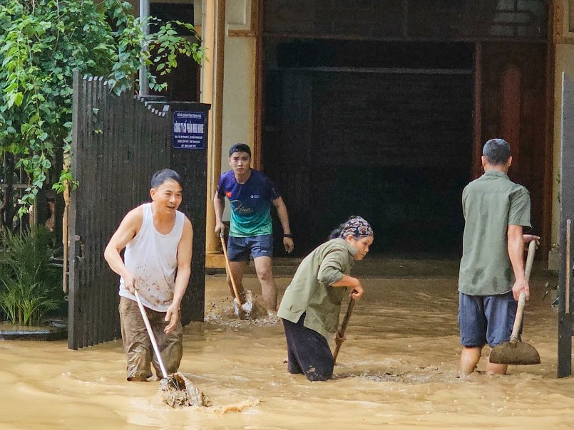 Nước lũ rút đi cũng là lúc các mầm bệnh nguy hiểm có cơ hội phát sinh và lây lan. Nước lũ rút đi cũng là lúc các mầm bệnh nguy hiểm có cơ hội phát sinh và lây lan.