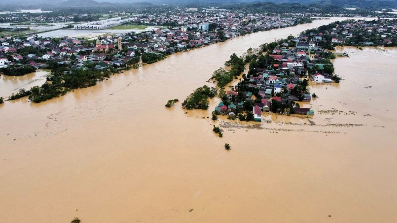 Mưa lũ không chỉ gây thiệt hại về người và tài sản mà còn tiềm ẩn nguy cơ bùng phát dịch bệnh, gây áp lực lớn lên hệ thống y tế.