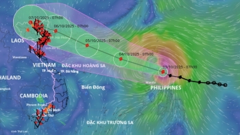 Bão số 11 Matmo tiến thẳng vào Vịnh Bắc Bộ, dự báo đổ bộ đất liền vào ngày 6/10