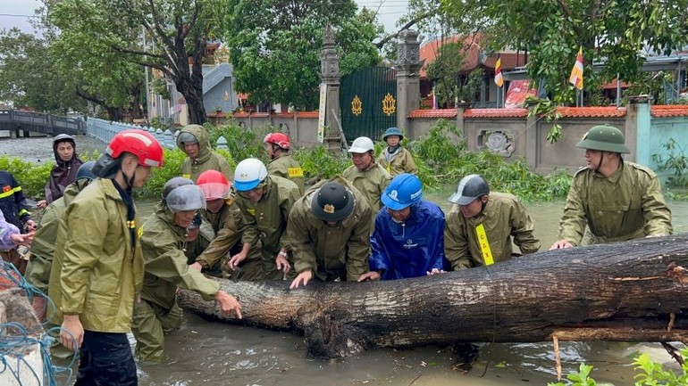 Lực lượng tại chỗ ở Thanh Hóa khắc phục hậu quả bão số 10.