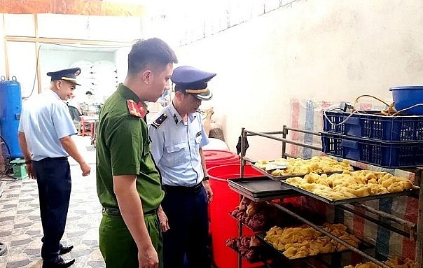 Lực lượng chức năng phát hiện khu vực chế biến thực phẩm của cơ sở sản xuất bánh Trung thu. Ảnh: CALS Lực lượng chức năng phát hiện khu vực chế biến thực phẩm của cơ sở sản xuất bánh Trung thu. Ảnh: CALS