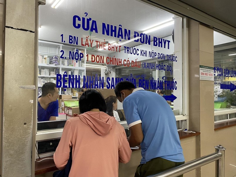 Nhiều ý kiến đề nghị xem xét bãi bỏ quy định này để người dân được linh hoạt hơn trong việc lựa chọn cơ sở khám, chữa bệnh.