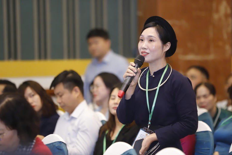 Chị Vương Thị Thương, Nông dân Việt Nam xuất sắc năm 2025, Giám đốc Hợp tác xã (HTX) Nông sản Toàn Thương (Lạng Sơn) đặt câu hỏi tại diễn đàn - Ảnh: BTC