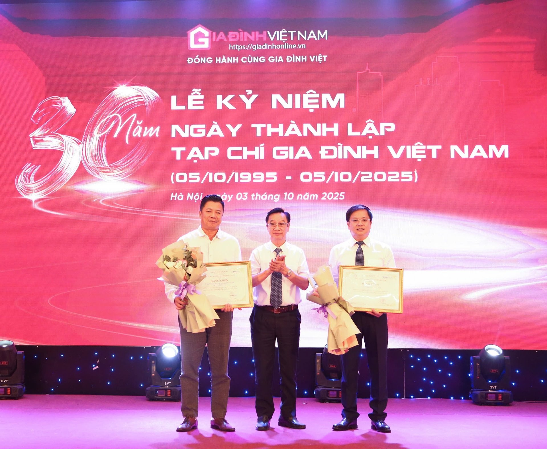 PGS. TS Phạm Bá Nhất – Chủ tịch Hội KHHGĐ Việt Nam tặng bằng khen cho Tạp chí Gia đình Việt Nam và Cơ quan đại diện Tạp chí Gia đình Việt Nam tại TP. Hồ Chí Minh PGS. TS Phạm Bá Nhất – Chủ tịch Hội KHHGĐ Việt Nam tặng bằng khen cho Tạp chí Gia đình Việt Nam và Cơ quan đại diện Tạp chí Gia đình Việt Nam tại TP. Hồ Chí Minh