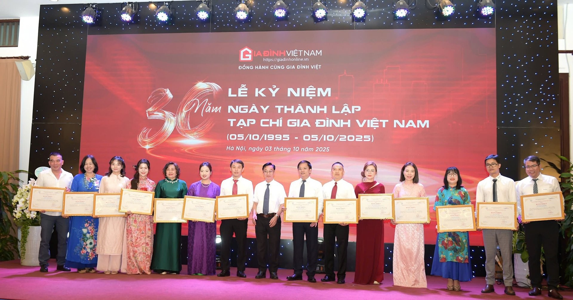 PGS. TS Phạm Bá Nhất – Chủ tịch Hội KHHGĐ Việt Nam tặng bằng khen cho các cá nhân đã có những thành tích xuất sắc trong công tác chuyên môn, nghiệp vụ, góp phần xây dựng và phát triển Tạp chí Gia đình Việt Nam và công tác Hội PGS. TS Phạm Bá Nhất – Chủ tịch Hội KHHGĐ Việt Nam tặng bằng khen cho các cá nhân đã có những thành tích xuất sắc trong công tác chuyên môn, nghiệp vụ, góp phần xây dựng và phát triển Tạp chí Gia đình Việt Nam và công tác Hội