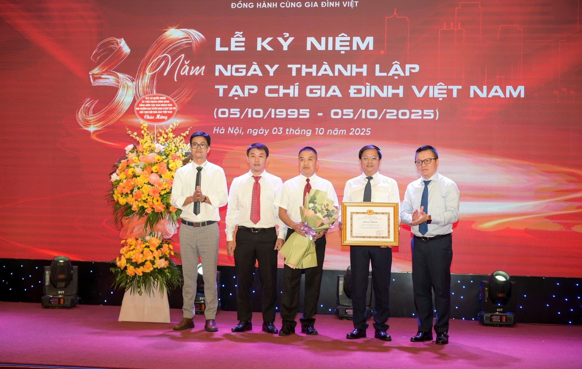 Ông Lê Quốc Minh trao Bằng khen của Ban Tuyên giáo và Dân vận Trung ương cho Tạp chí Gia đình Việt Nam. Ông Lê Quốc Minh trao Bằng khen của Ban Tuyên giáo và Dân vận Trung ương cho Tạp chí Gia đình Việt Nam.