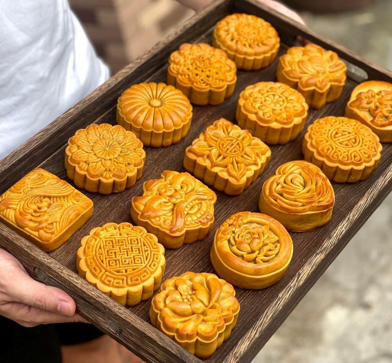 Hơn cả một món ăn, bánh Trung thu là biểu tượng của sự đoàn viên, viên mãn. 