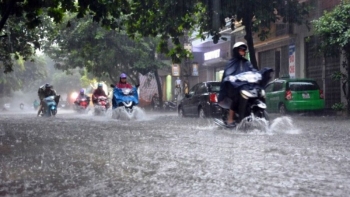 Hà Nội sắp mưa rất to từ trưa nay, cảnh báo nguy cơ ngập úng và dông sét