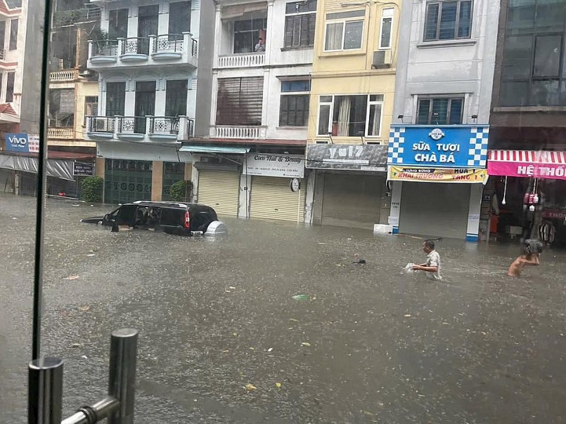 Mưa lớn do bão số 11 (Matmo) từ đêm qua đến sáng 7/10 khiến nhiều khu vực Hà Nội và lân cận bị ngập.