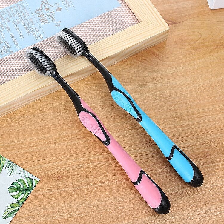 Vi khuẩn tích tụ trên bàn chải cũ và trong các mảng bám không được làm sạch là nguyên nhân hàng đầu gây ra chứng hôi miệng.