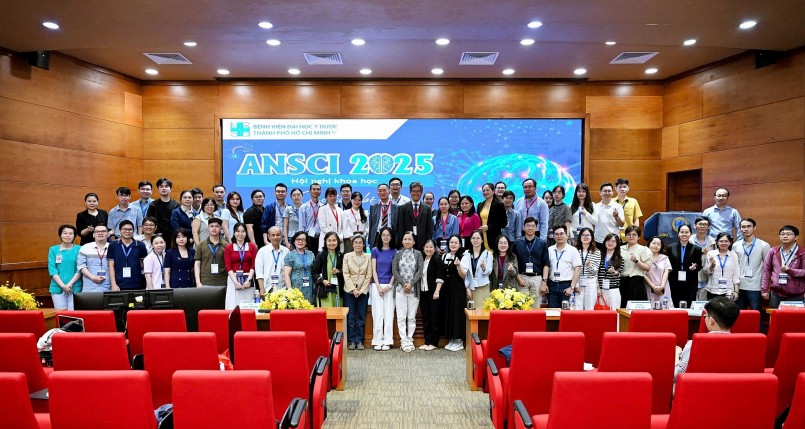 Đại biểu và báo cáo viên chụp hình lưu niệm tại Hội nghị Khoa học Thần kinh ANSCI 2025. Ảnh: BVCC