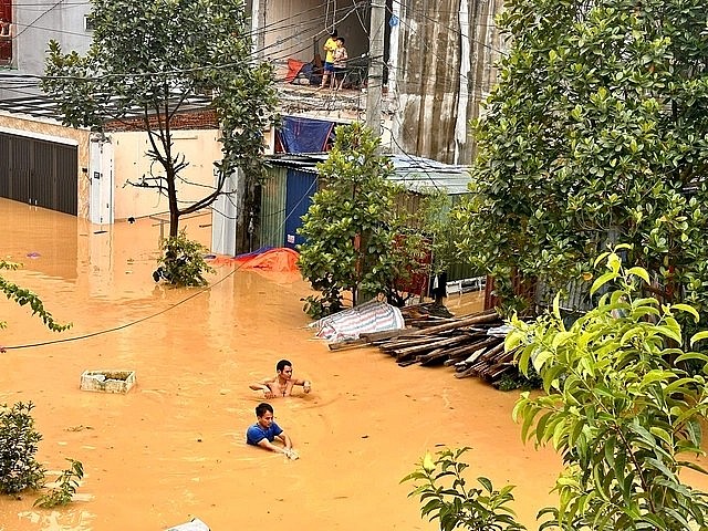 Khi người dân phải ngâm mình trong nước bẩn thời gian dài, làn da sẽ bị mềm đi, mất độ đàn hồi và suy yếu hàng rào bảo vệ tự nhiên.