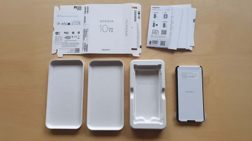 rên diễn đàn Reddit, khi một người dùng đăng tải hình ảnh hộp đựng chiếc Sony Xperia 10 VII mới mua. Điều gây ngạc nhiên là trên bao bì sản phẩm, các biểu tượng cho thấy bên trong không có cả củ sạc lẫn cáp sạc USB-C rên diễn đàn Reddit, khi một người dùng đăng tải hình ảnh hộp đựng chiếc Sony Xperia 10 VII mới mua. Điều gây ngạc nhiên là trên bao bì sản phẩm, các biểu tượng cho thấy bên trong không có cả củ sạc lẫn cáp sạc USB-C